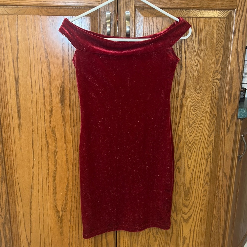 Sparkly Off the shoulder red dress from forever 21. Size small never worn.